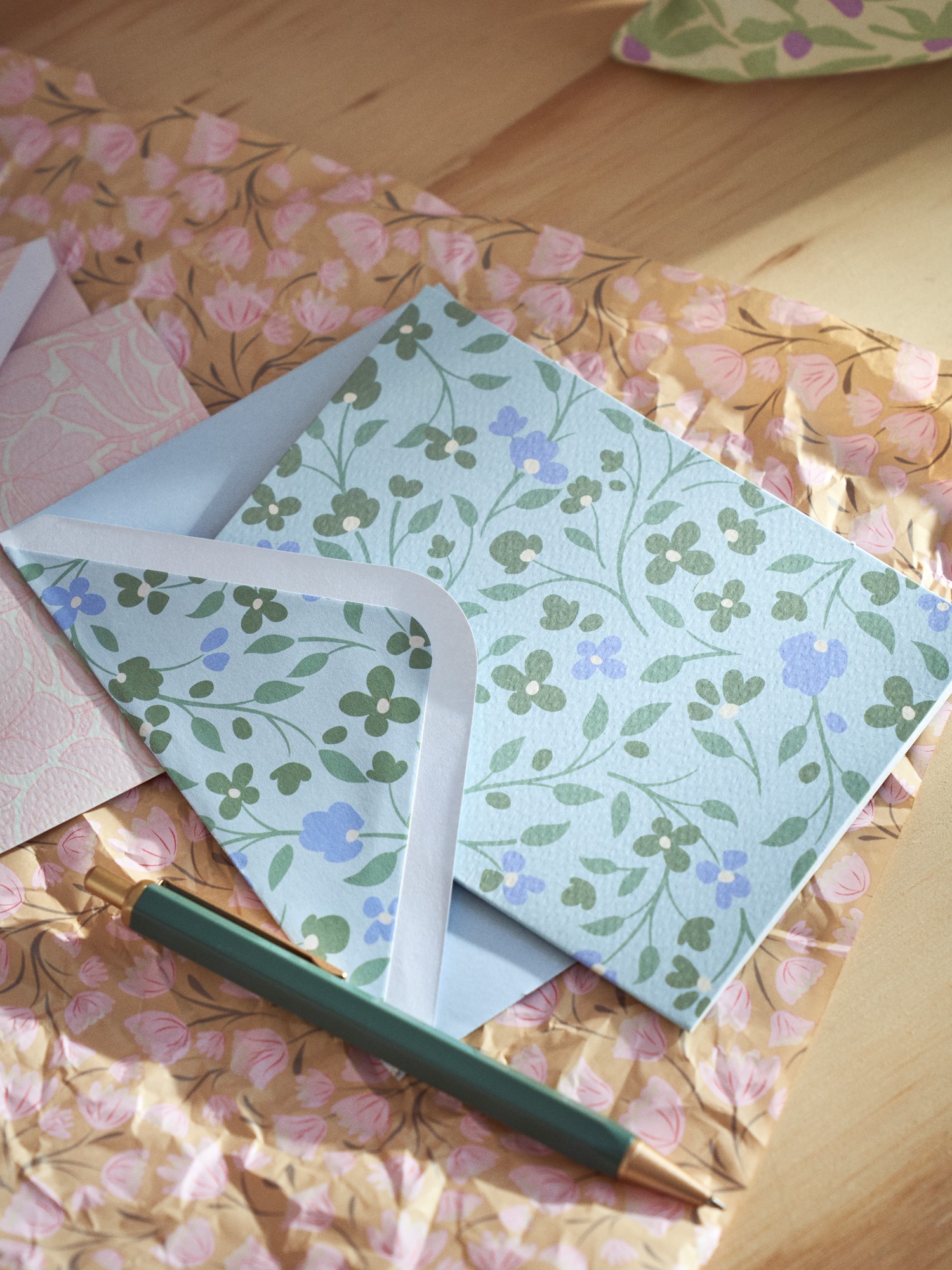 Card with envelope Paper. 11.4 x 16.2 cm.