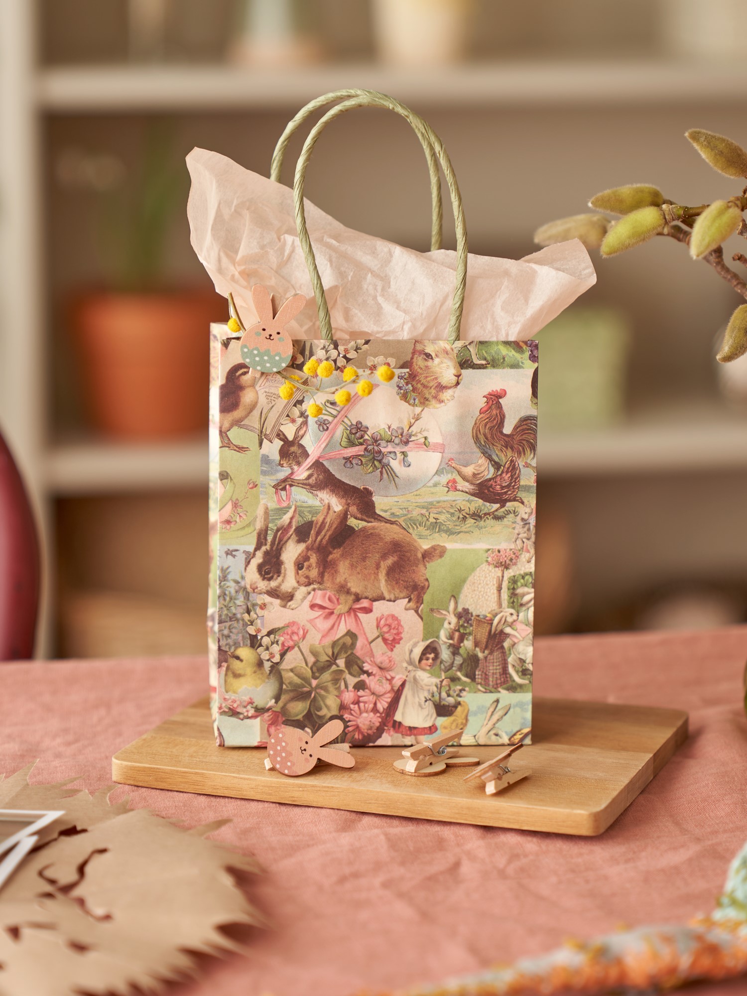 Gift bag Paper. 11.4 x 6.4 x 14.6 cm.