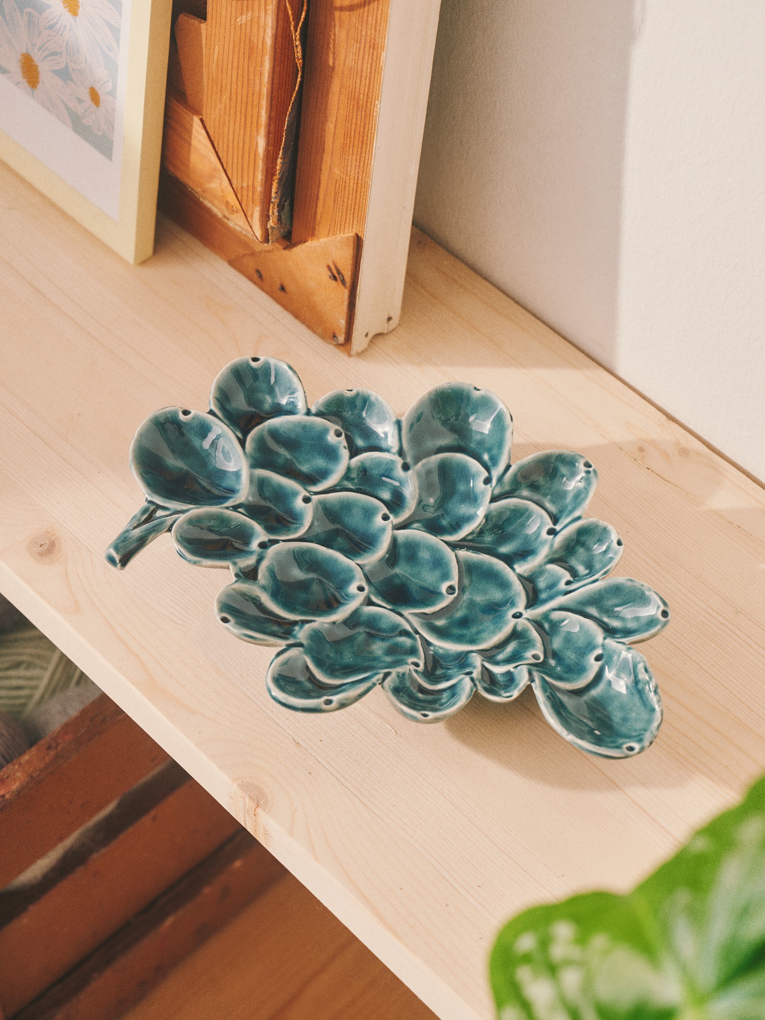 Decorative dish Stoneware. 23.2 x 16.5 x 3.2 cm.