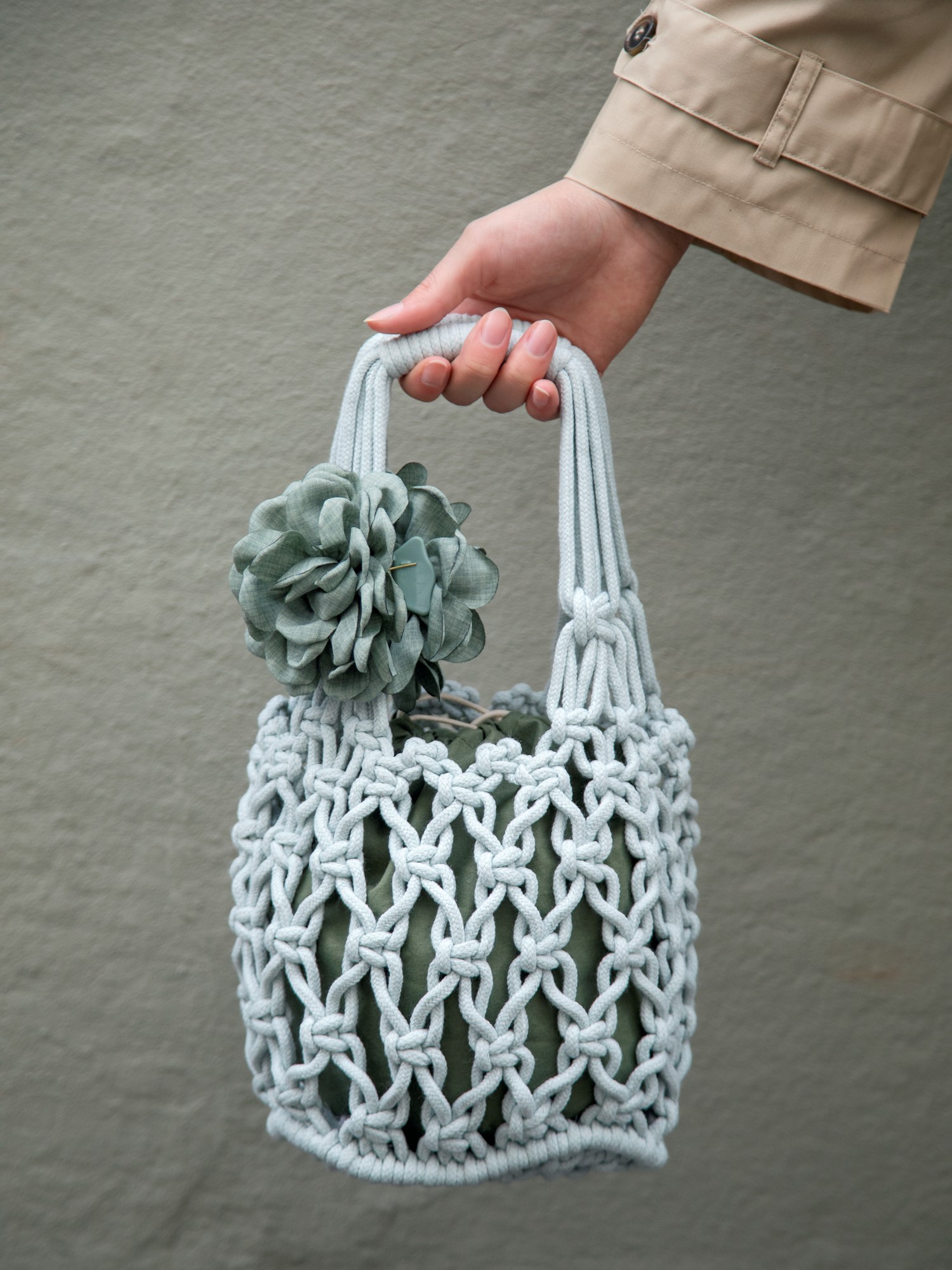 Bag 18 x 18 x 24 cm.