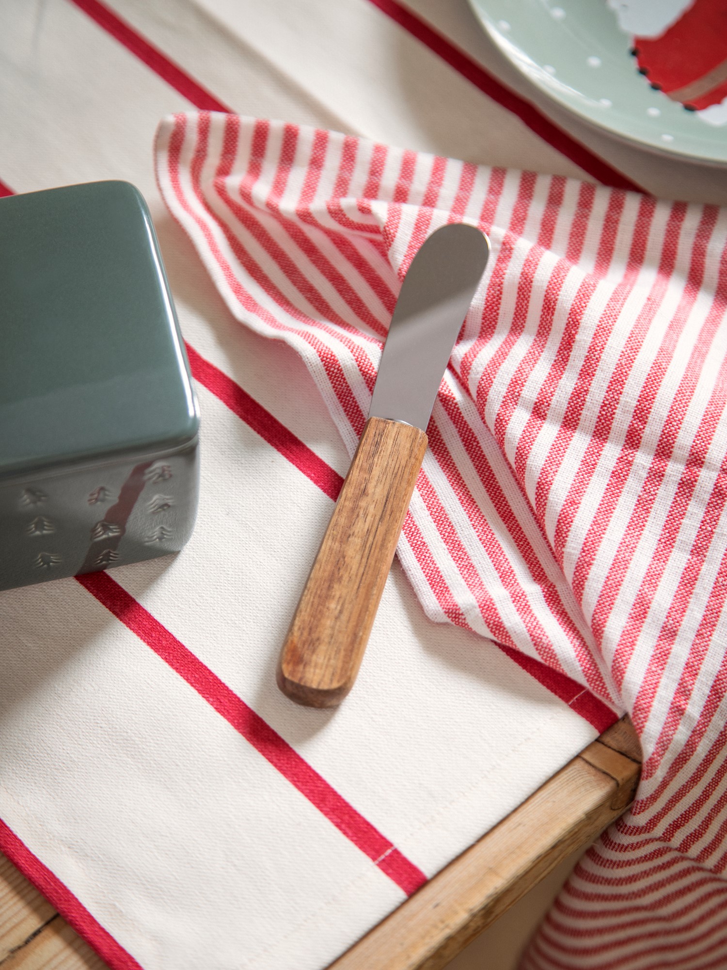 Butter knife Acacia/stainless steel. 15.5 x 2.2 cm.