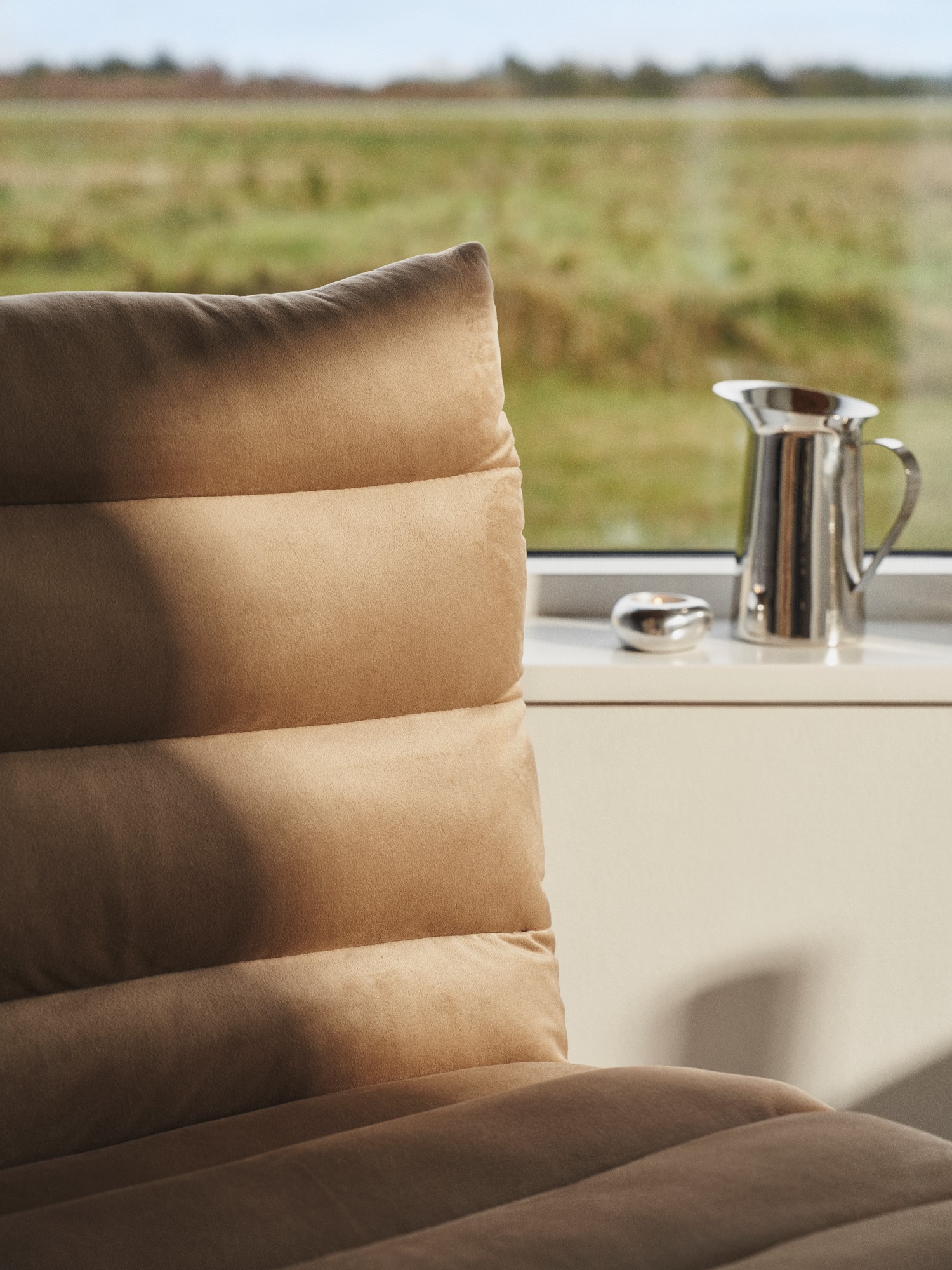 Lounge chair 55 x 61.4 x 53.9 cm. Removable cushions.