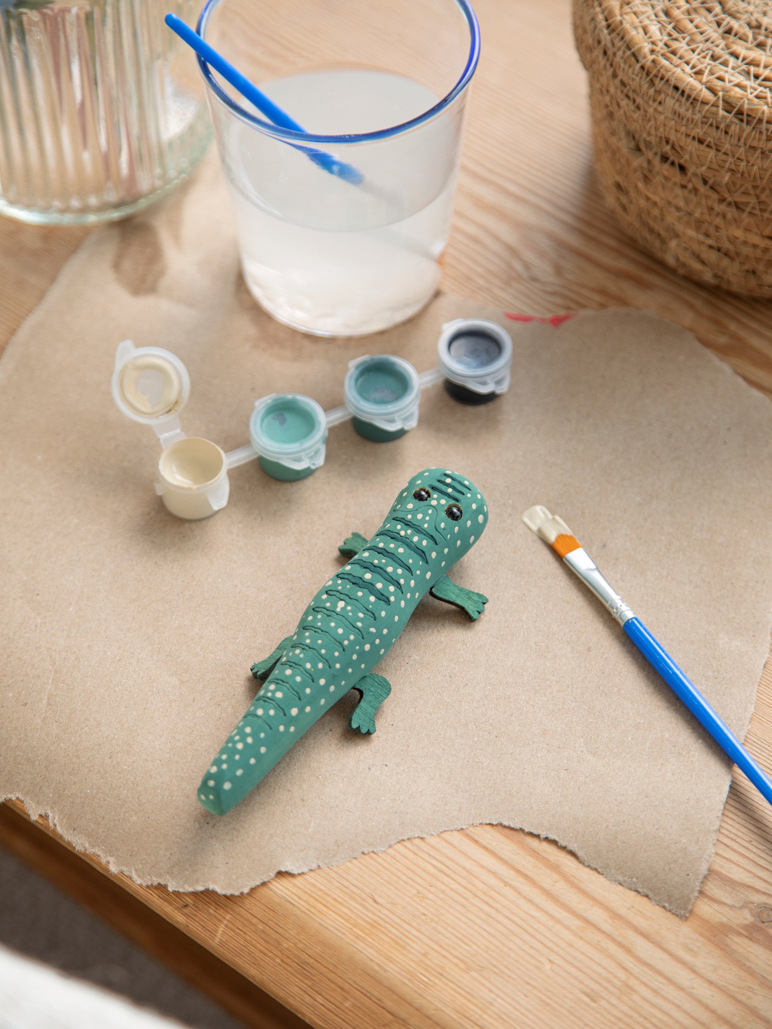 DIY kit crocodile Poplar wood. Paint and brush included.