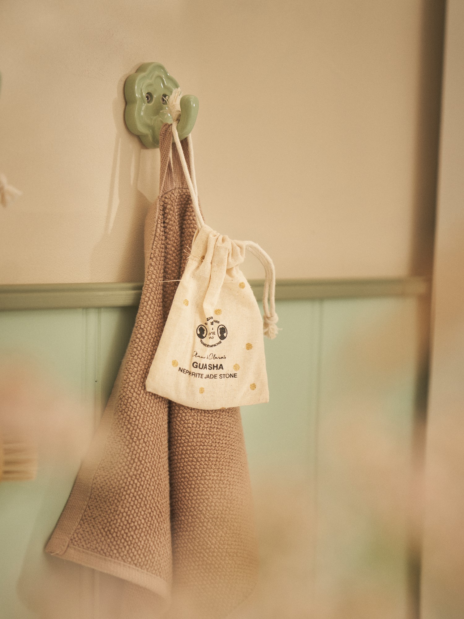 Hook Porcelain. 2.7 x 5.7 cm.