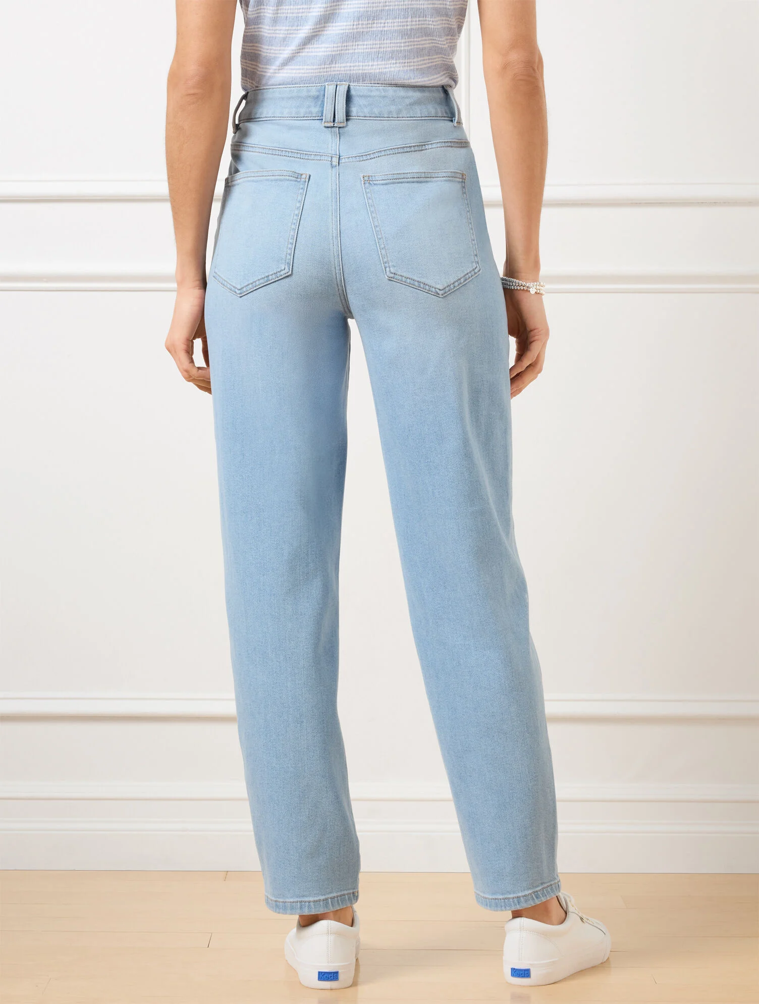 Relaxed Tapered Barrel Leg Jeans - Carlina Wash