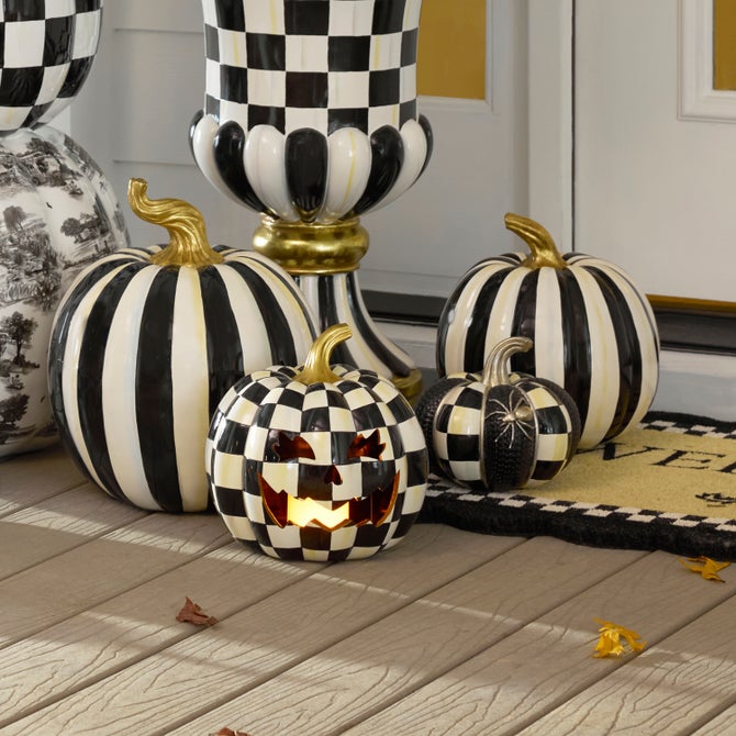 Black Scalloped Welcome Entrance Mat