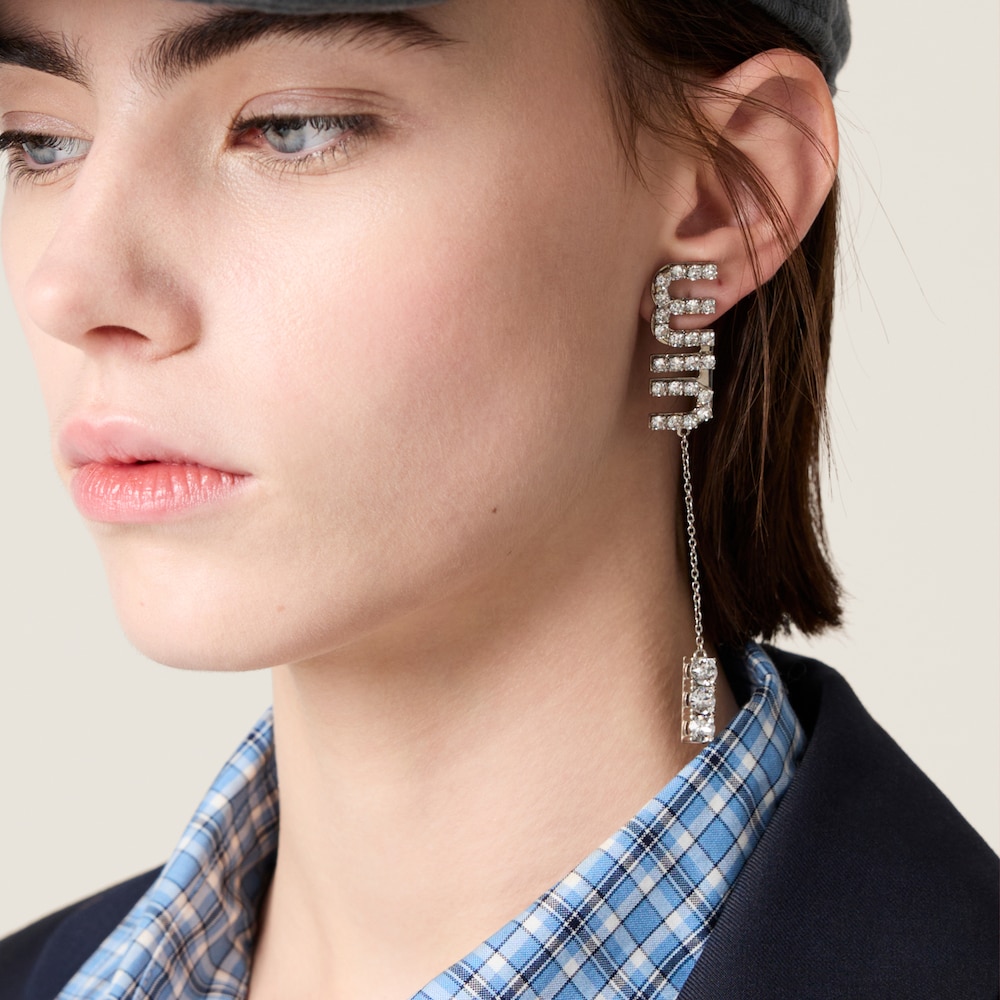 Pendant earrings with crystals