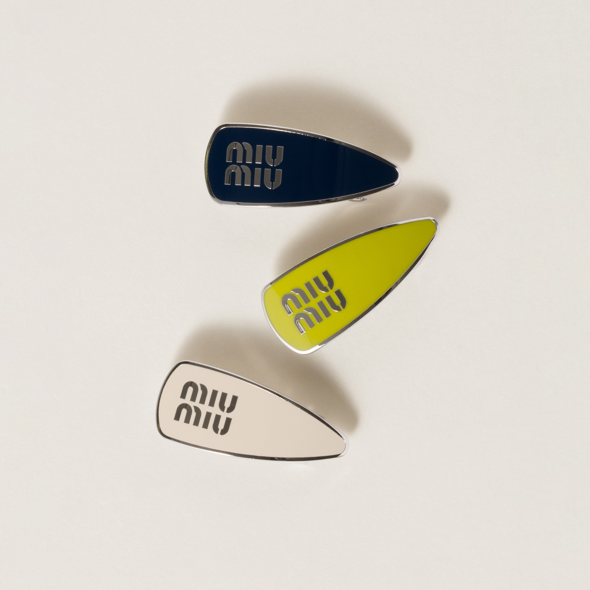 Enamelled metal clips