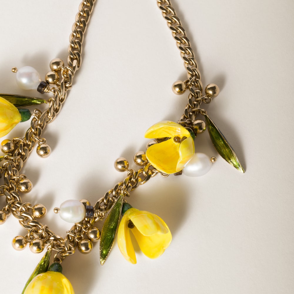 Metal and resin necklace