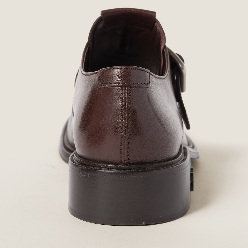Leather shoes with buckle