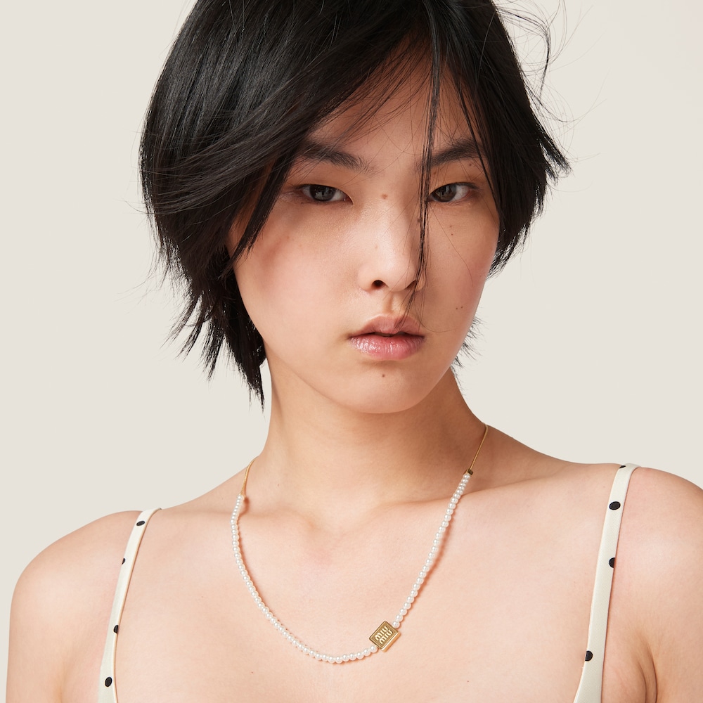 Metal choker with artificial pearls