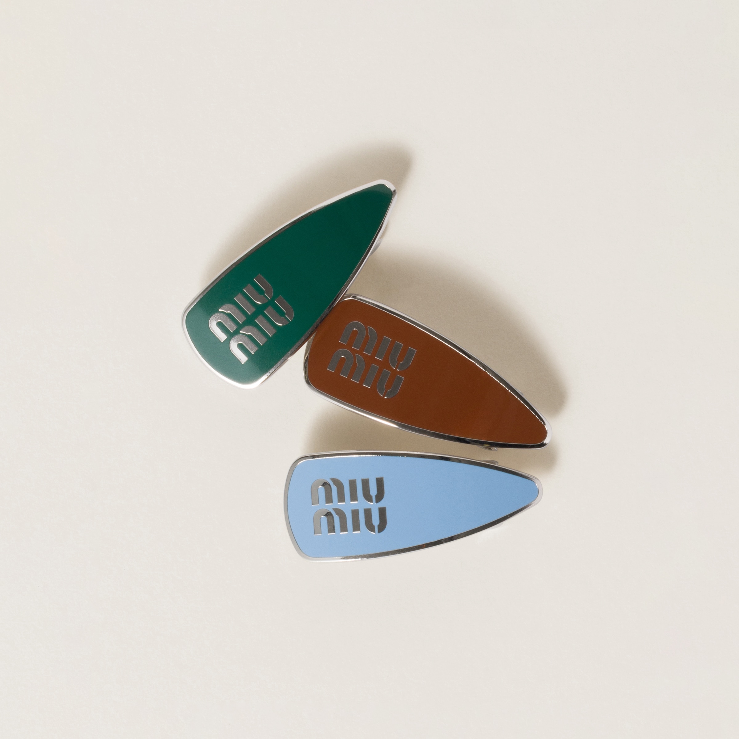 Enamelled metal clips