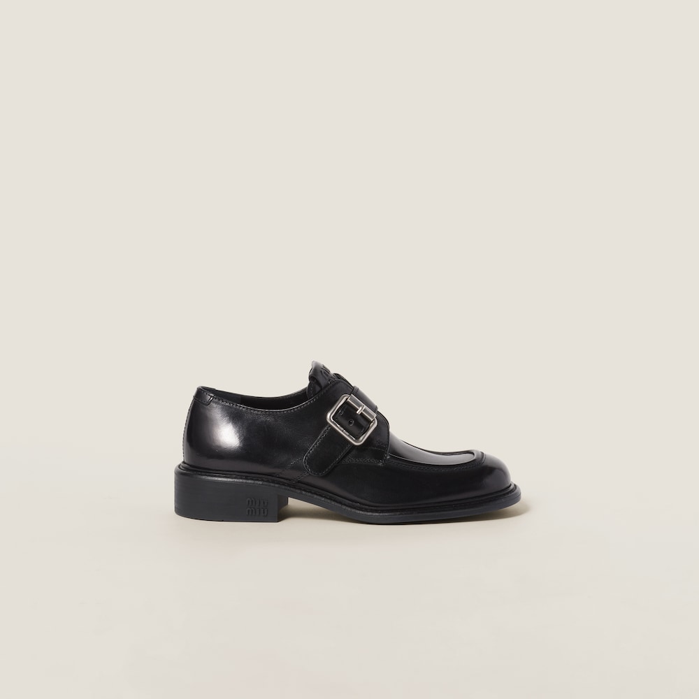 Leather shoes with buckle