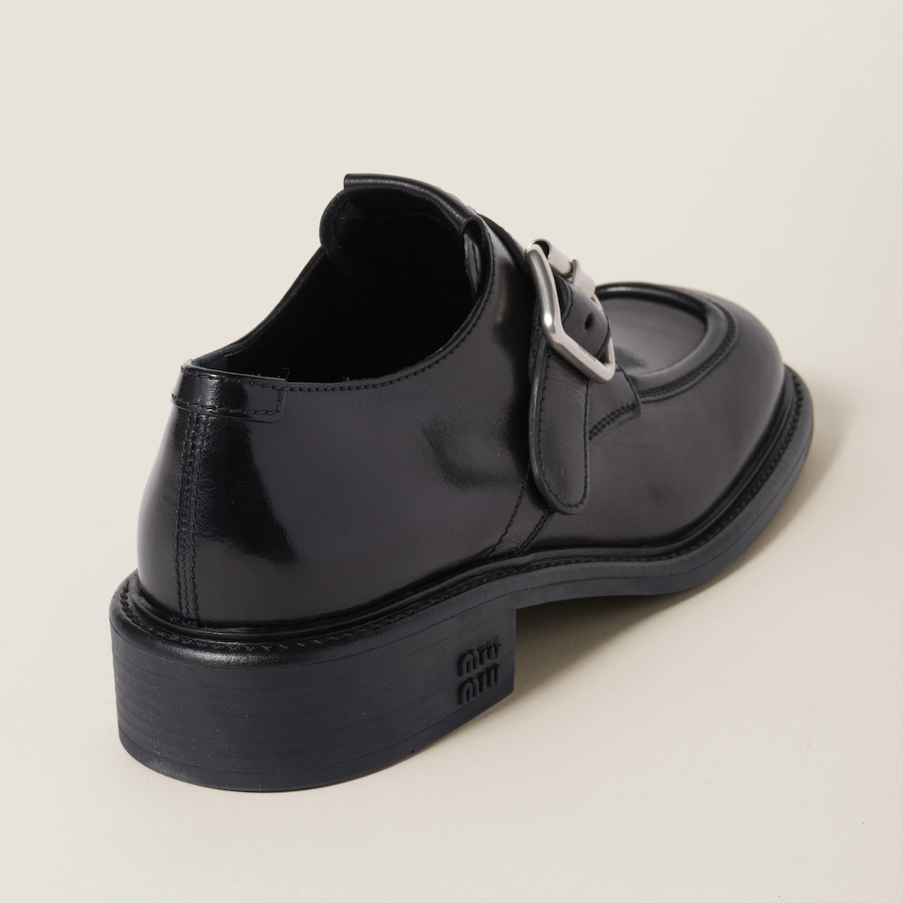 Leather shoes with buckle