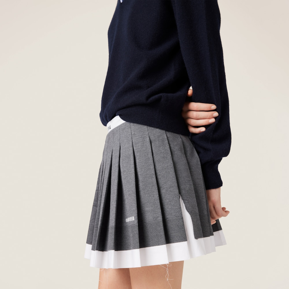 Knit and poplin pleated miniskirt