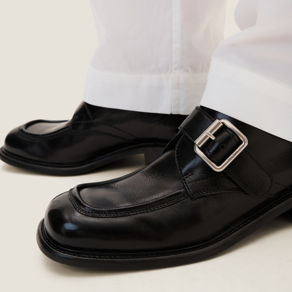 Leather shoes with buckle