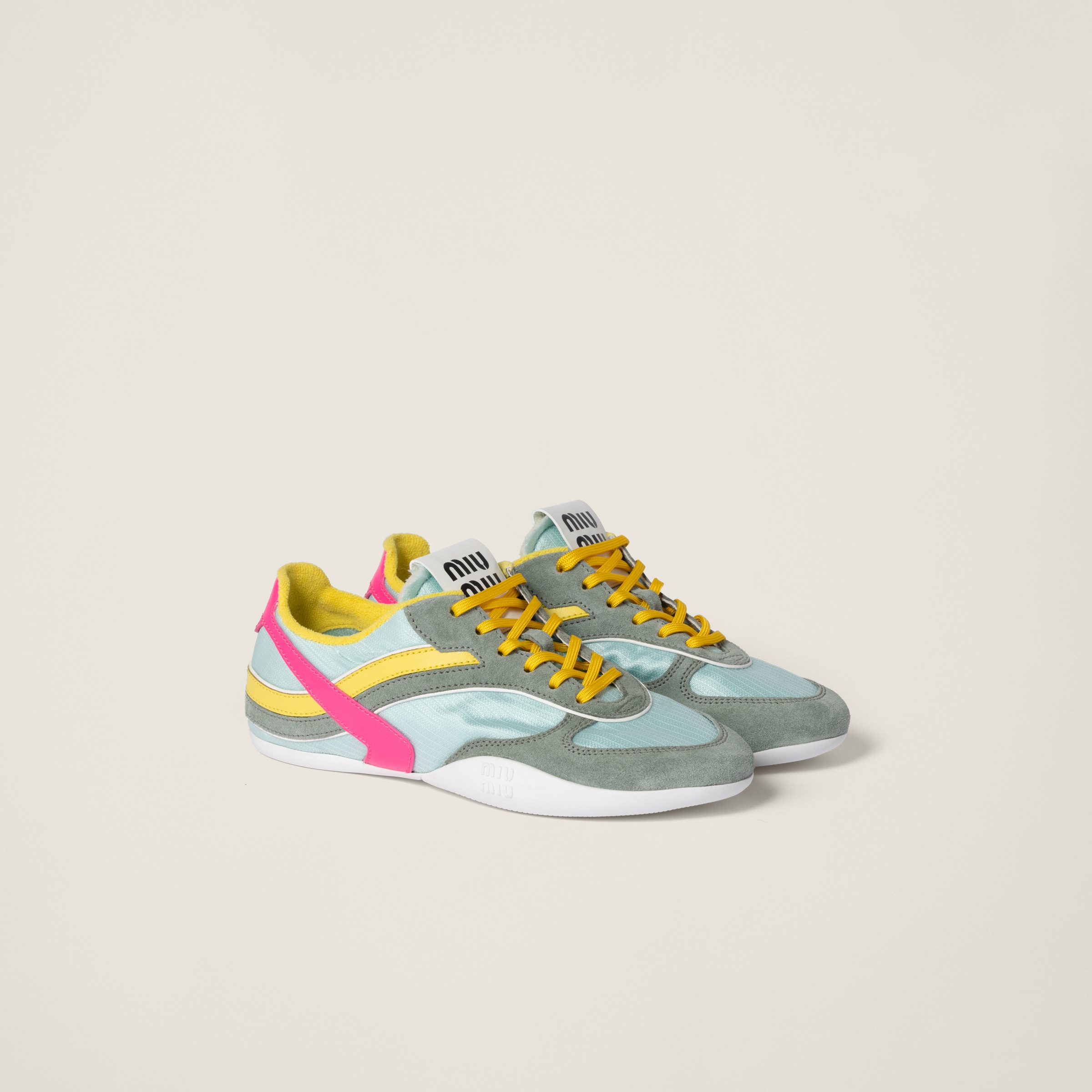 Gymnasium technical fabric and suede sneakers