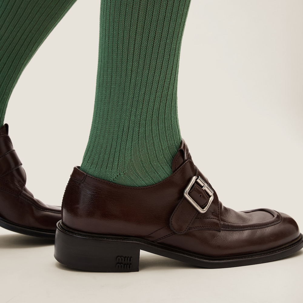 Leather shoes with buckle