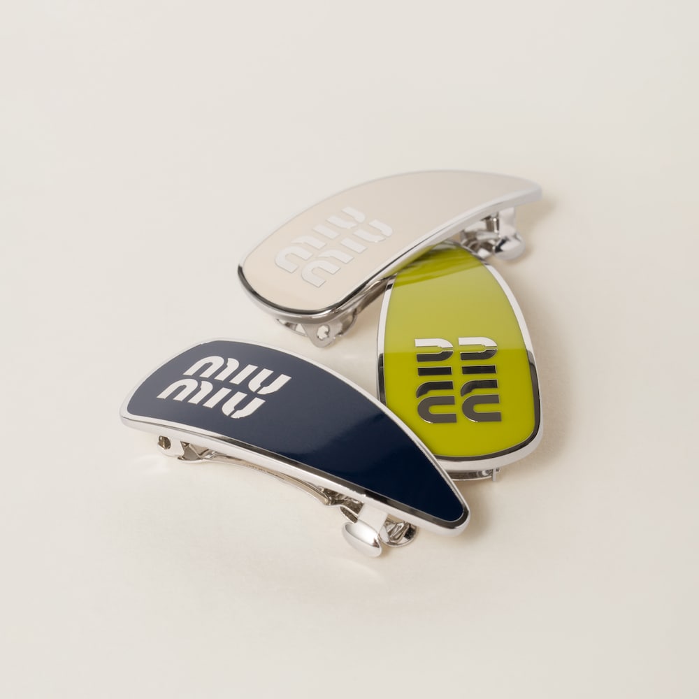 Enamelled metal clips