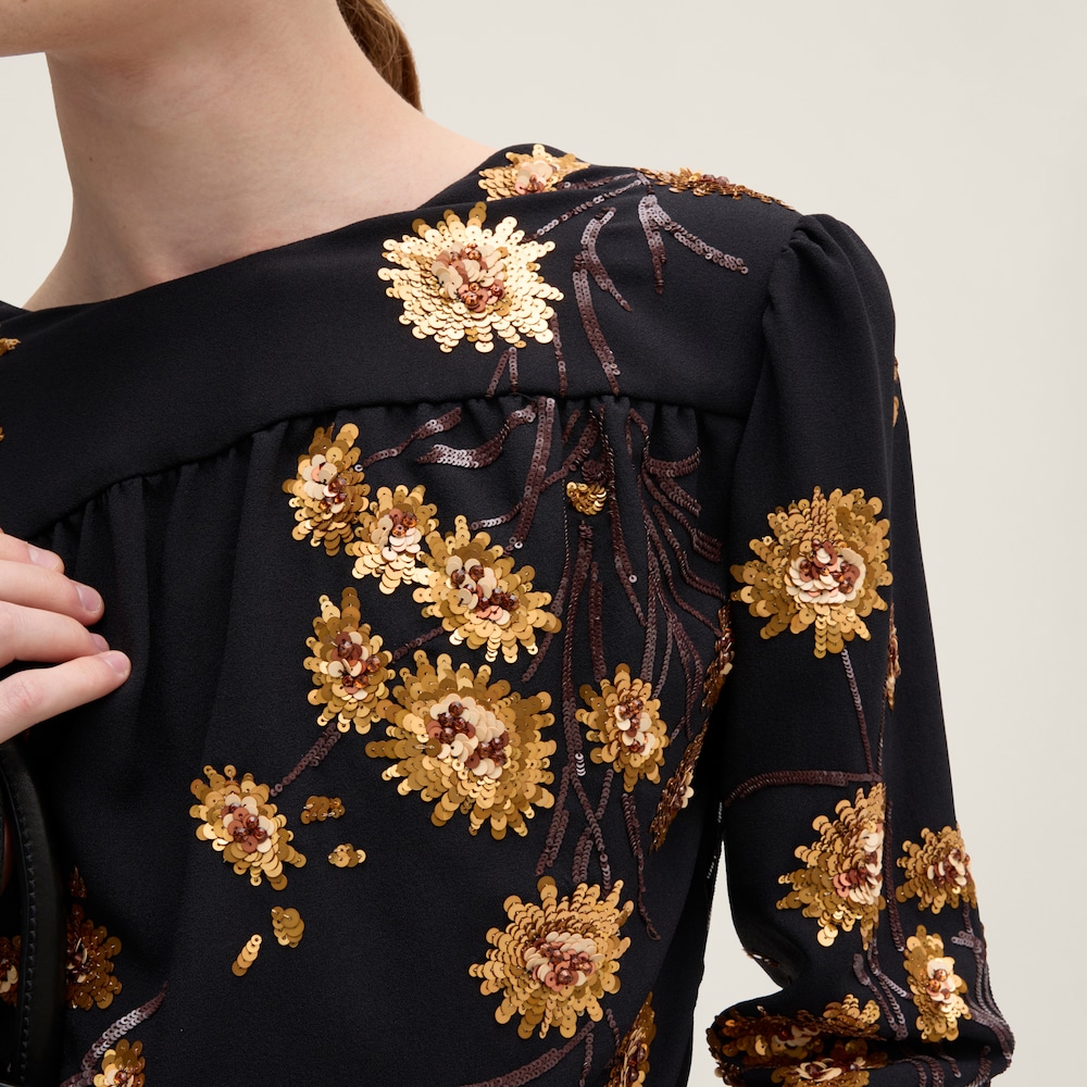 Embroidered sablé dress
