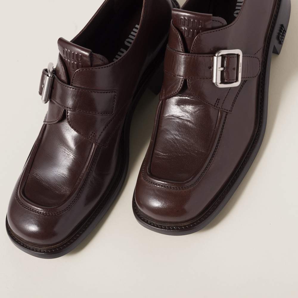 Leather shoes with buckle