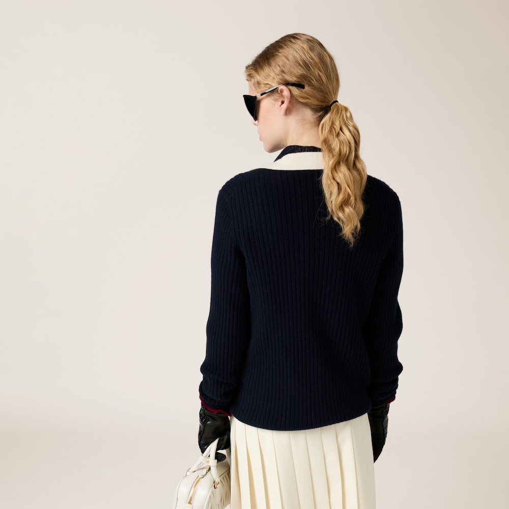 V-neck cashmere sweater