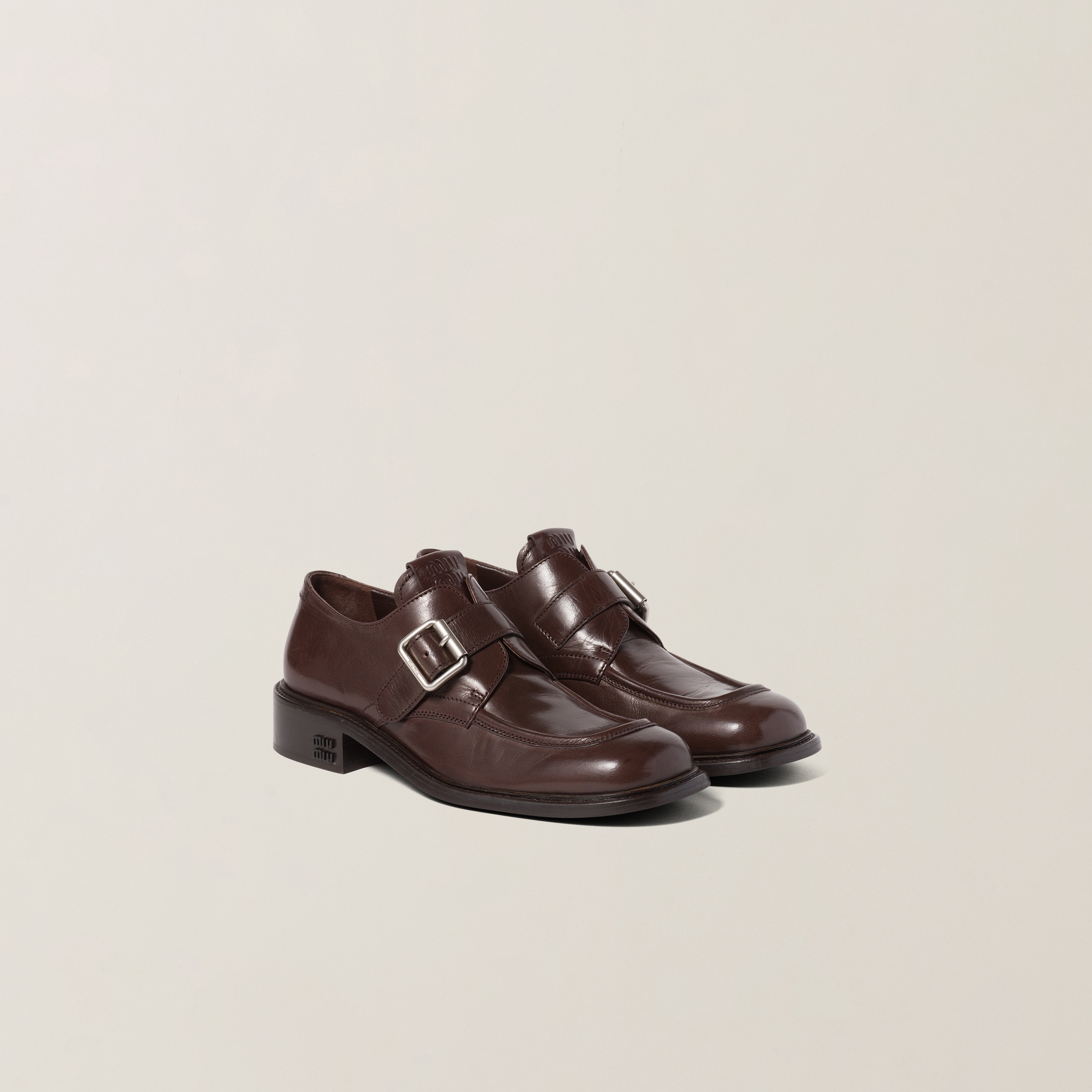 Leather shoes with buckle
