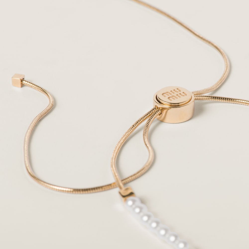 Metal choker with artificial pearls