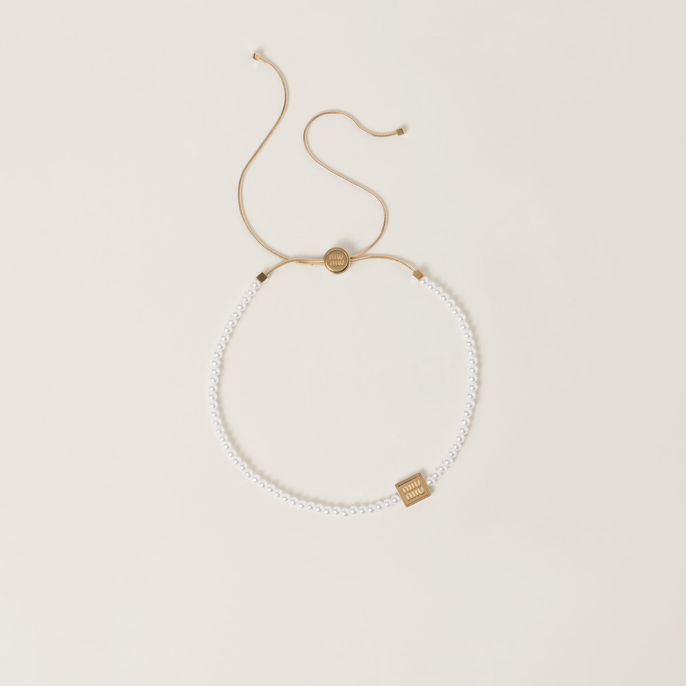 Metal choker with artificial pearls