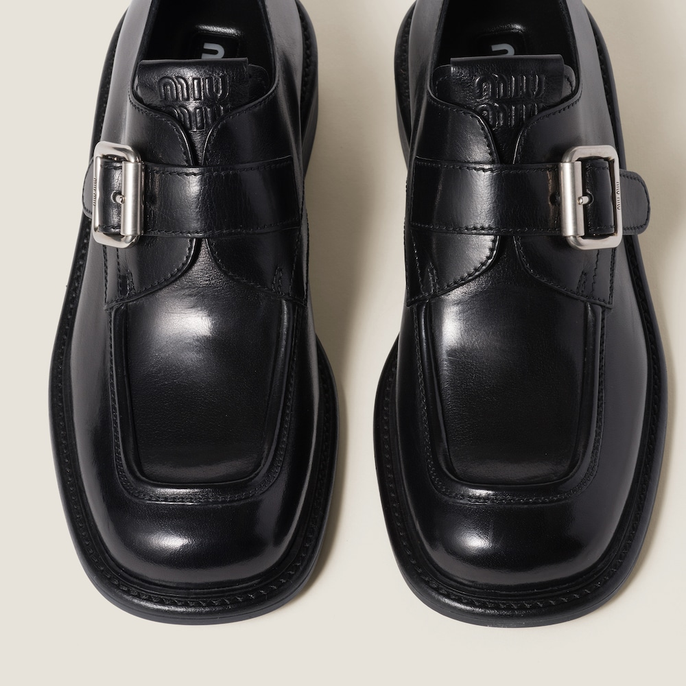 Leather shoes with buckle
