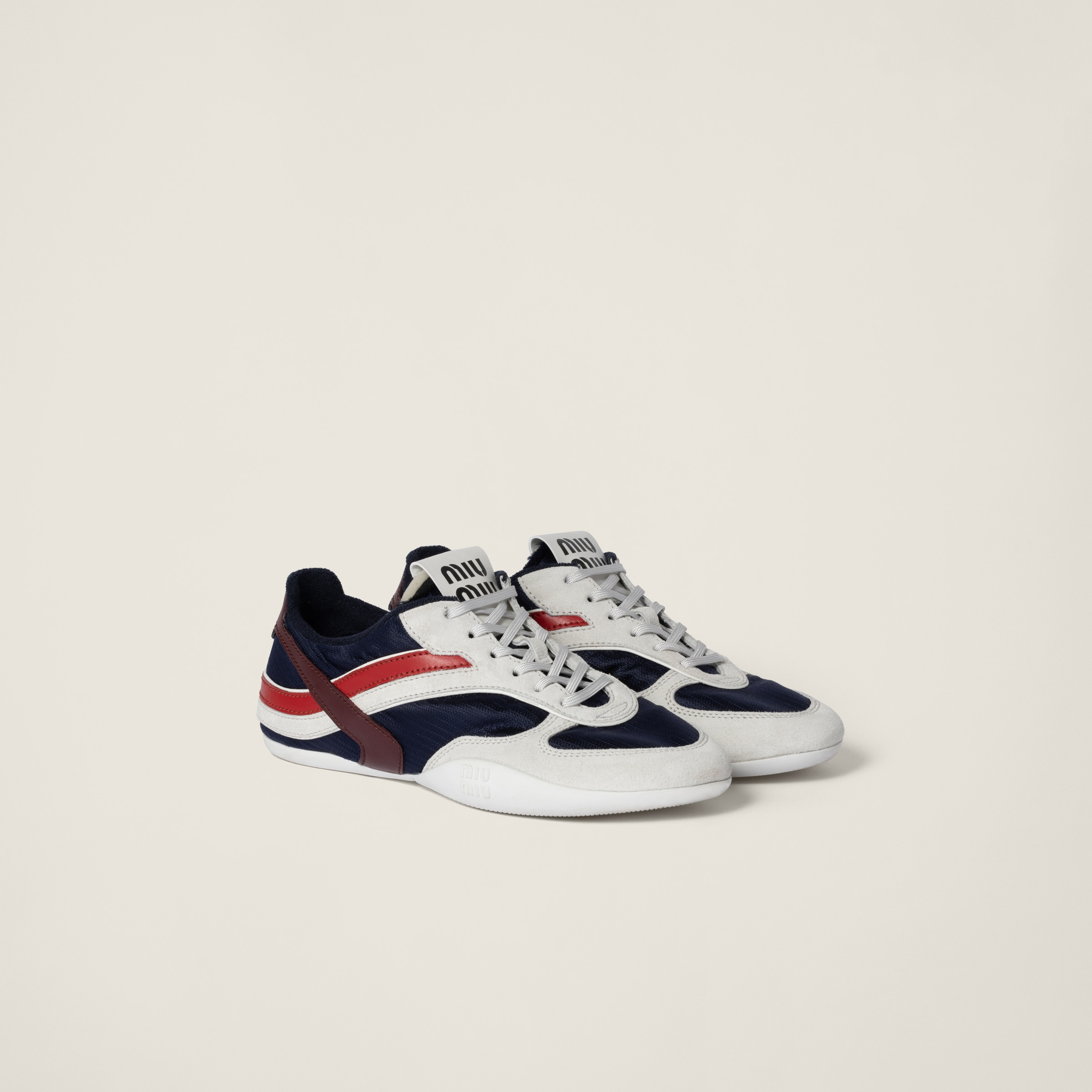 Gymnasium technical fabric and suede sneakers