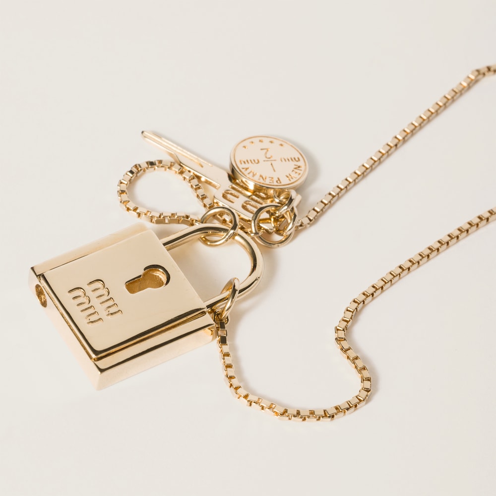 Metal necklace
