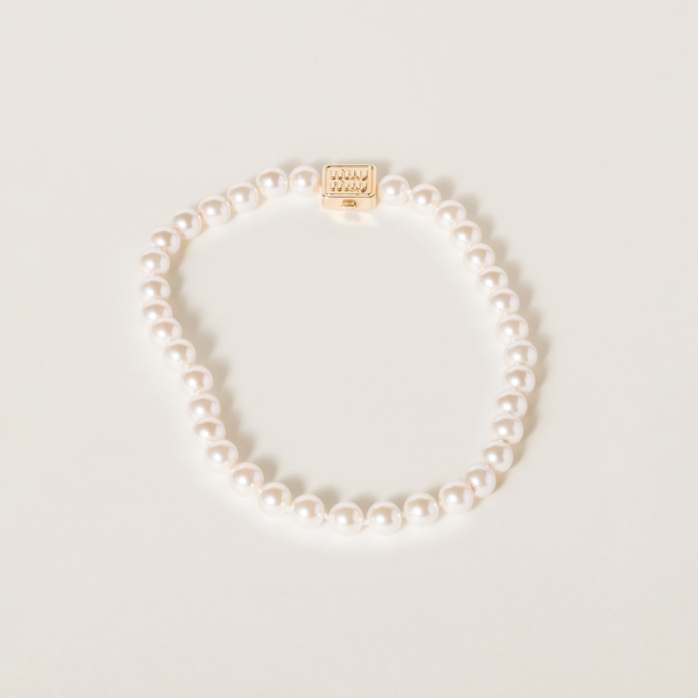Metal necklace with synthetic pearls