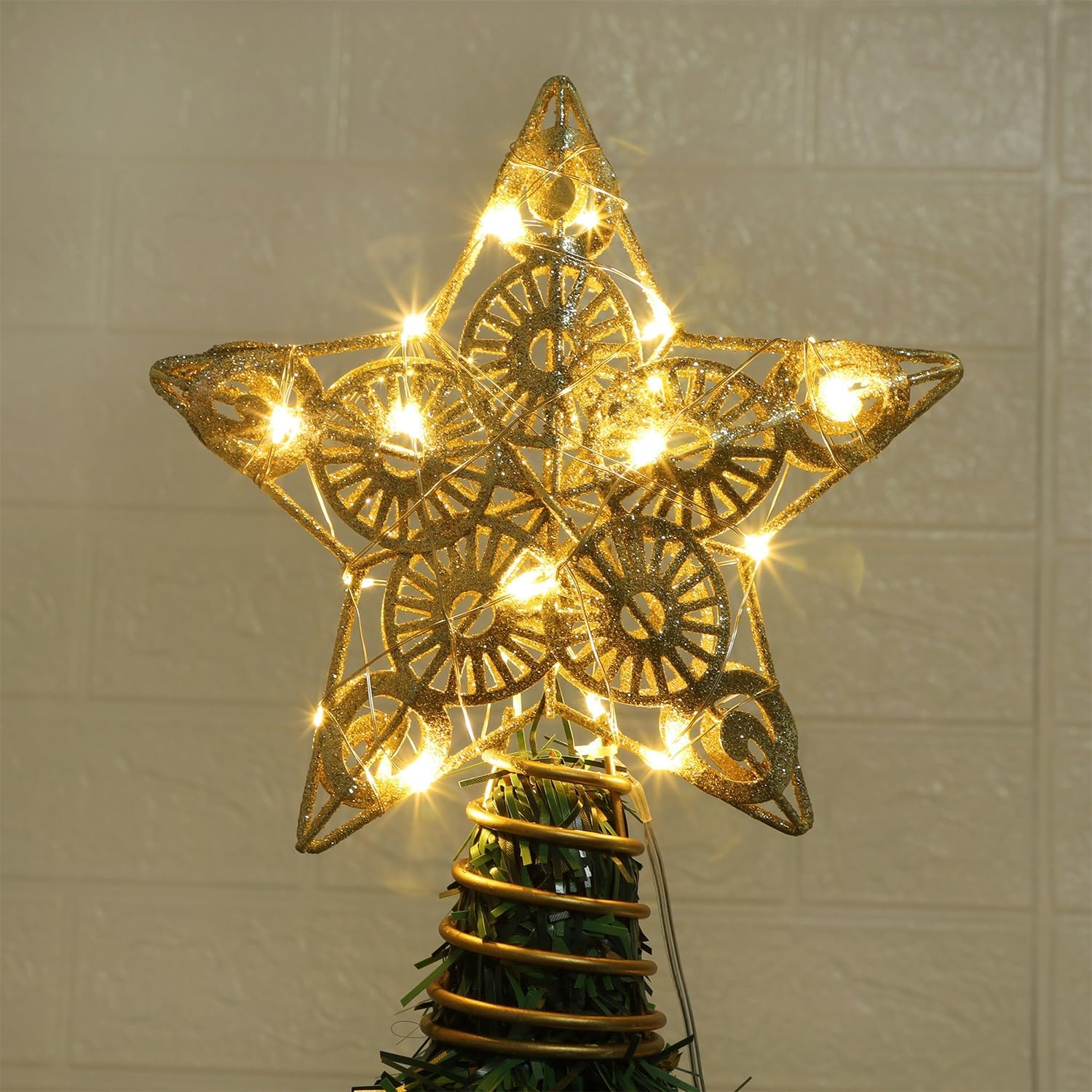 Juegoal Star Tree Topper with 20 LED Lights, Metal Golden Lighted Treetop Ornaments, Battery Powered Light Up Christmas Tree Decorations, 6.5 x 6.5 Inches