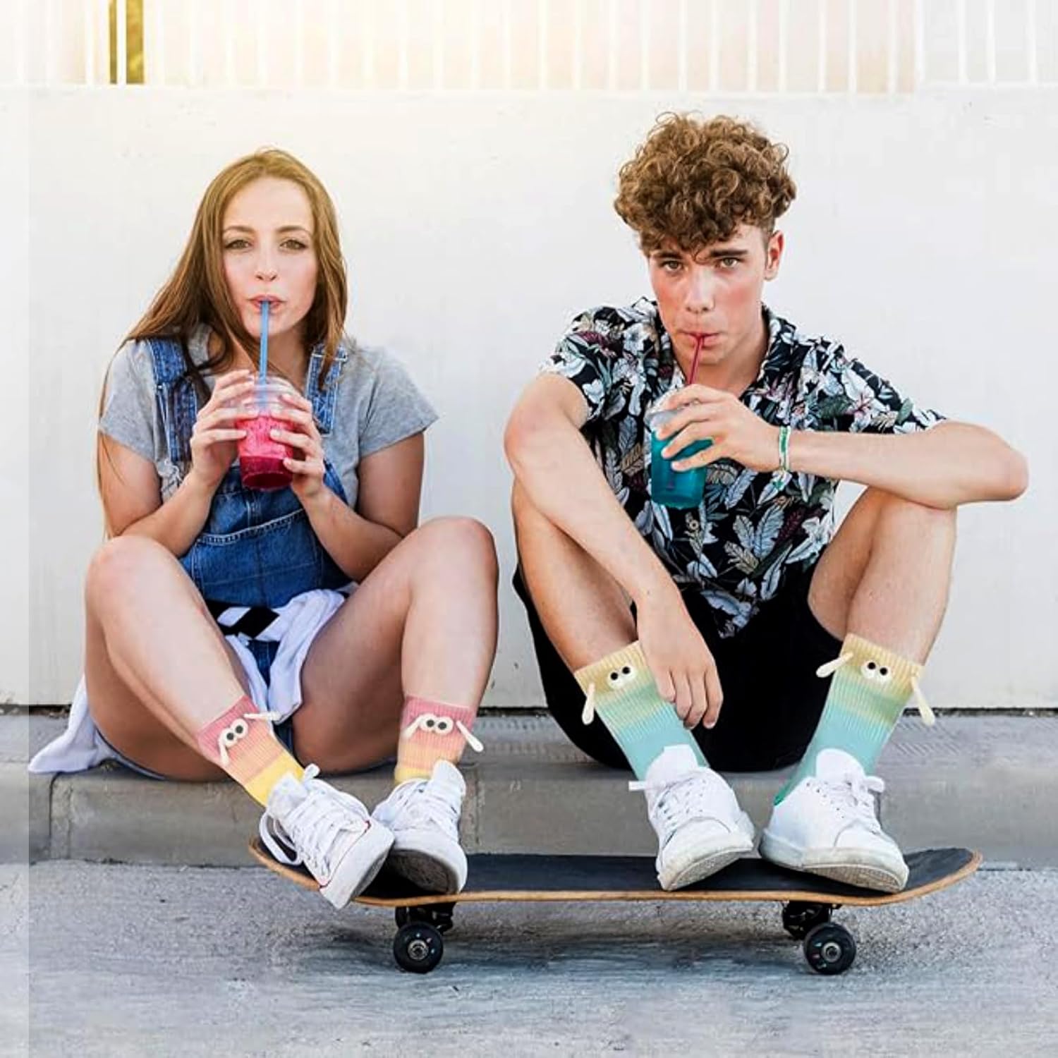 Zurligi 2 Pairs Holding Hands Socks, Funny Magnetic Hand Holding Cute Socks for Men Women, 3D Doll Couple Novelty Birthday for Lovers, Boyfriend, Family