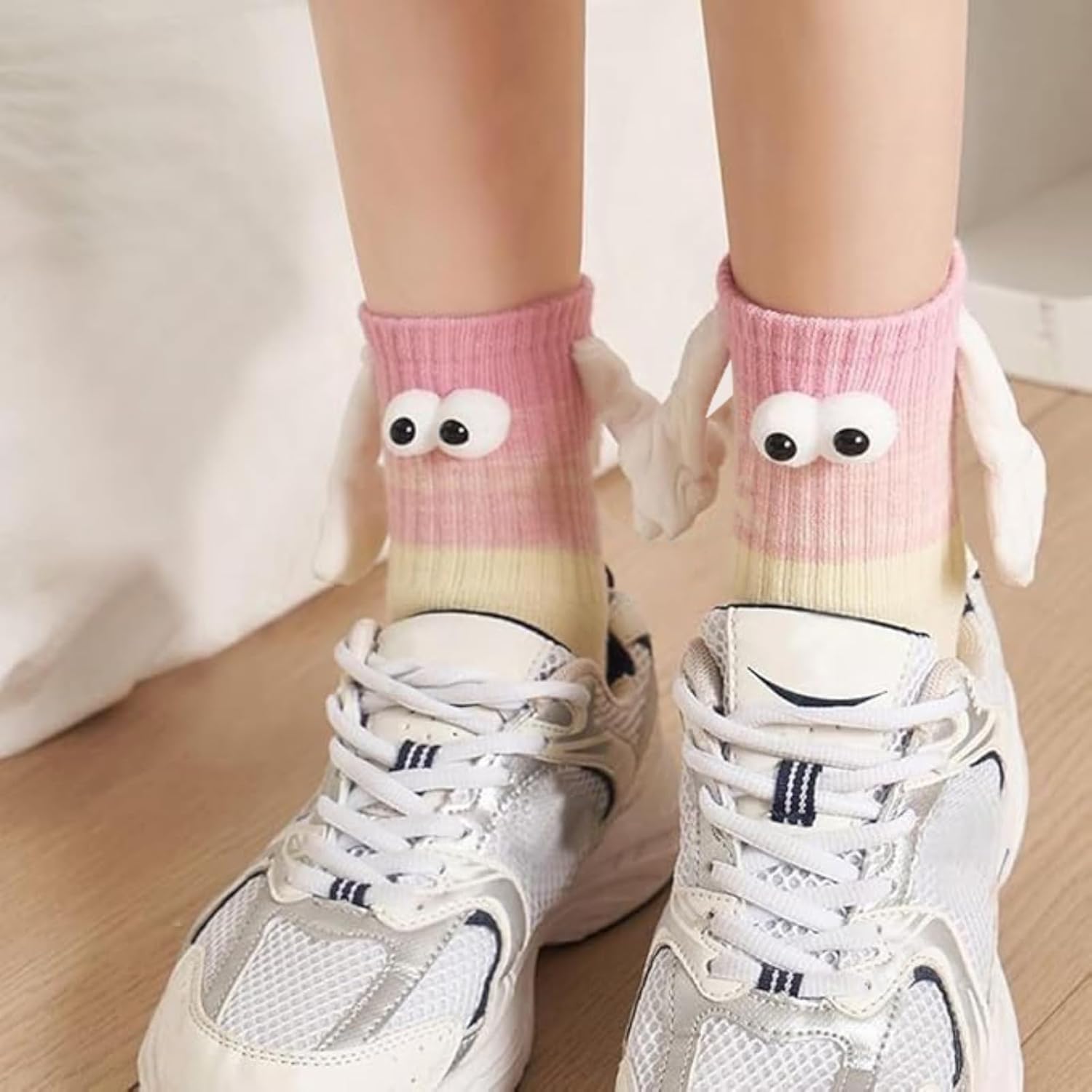 Zurligi 2 Pairs Holding Hands Socks, Funny Magnetic Hand Holding Cute Socks for Men Women, 3D Doll Couple Novelty Birthday for Lovers, Boyfriend, Family