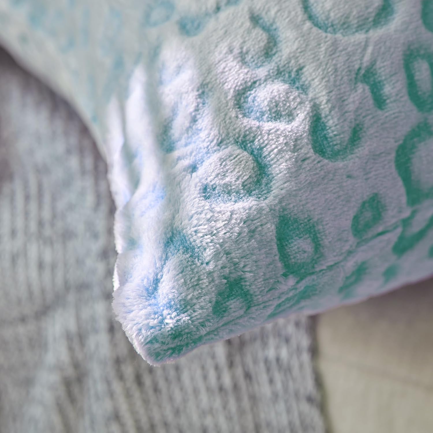 FY Fiber House Set of 2 Leopard Print Pillow Cover Cheetah Decorative Throw Pillow Covers Flannel Fleece Pillowcases for Couch Bed Sofa, 18 x 18 Inch, Pink