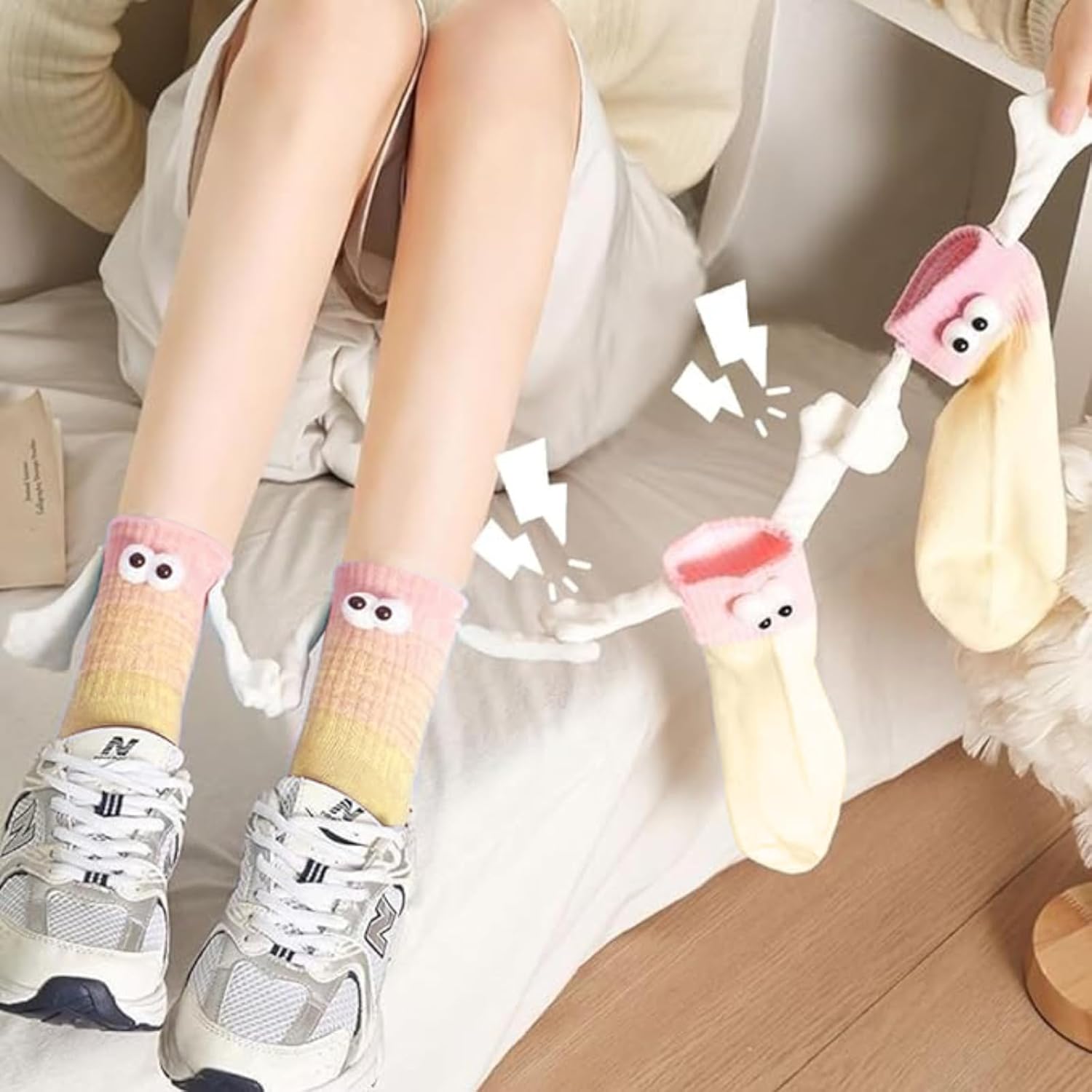 Zurligi 2 Pairs Holding Hands Socks, Funny Magnetic Hand Holding Cute Socks for Men Women, 3D Doll Couple Novelty Birthday for Lovers, Boyfriend, Family