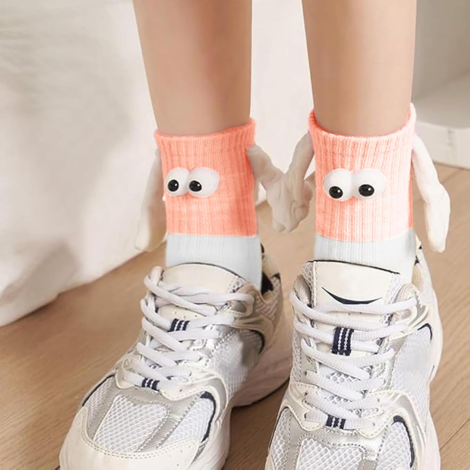 Zurligi 2 Pairs Holding Hands Socks, Funny Magnetic Hand Holding Cute Socks for Men Women, 3D Doll Couple Novelty Birthday for Lovers, Boyfriend, Family