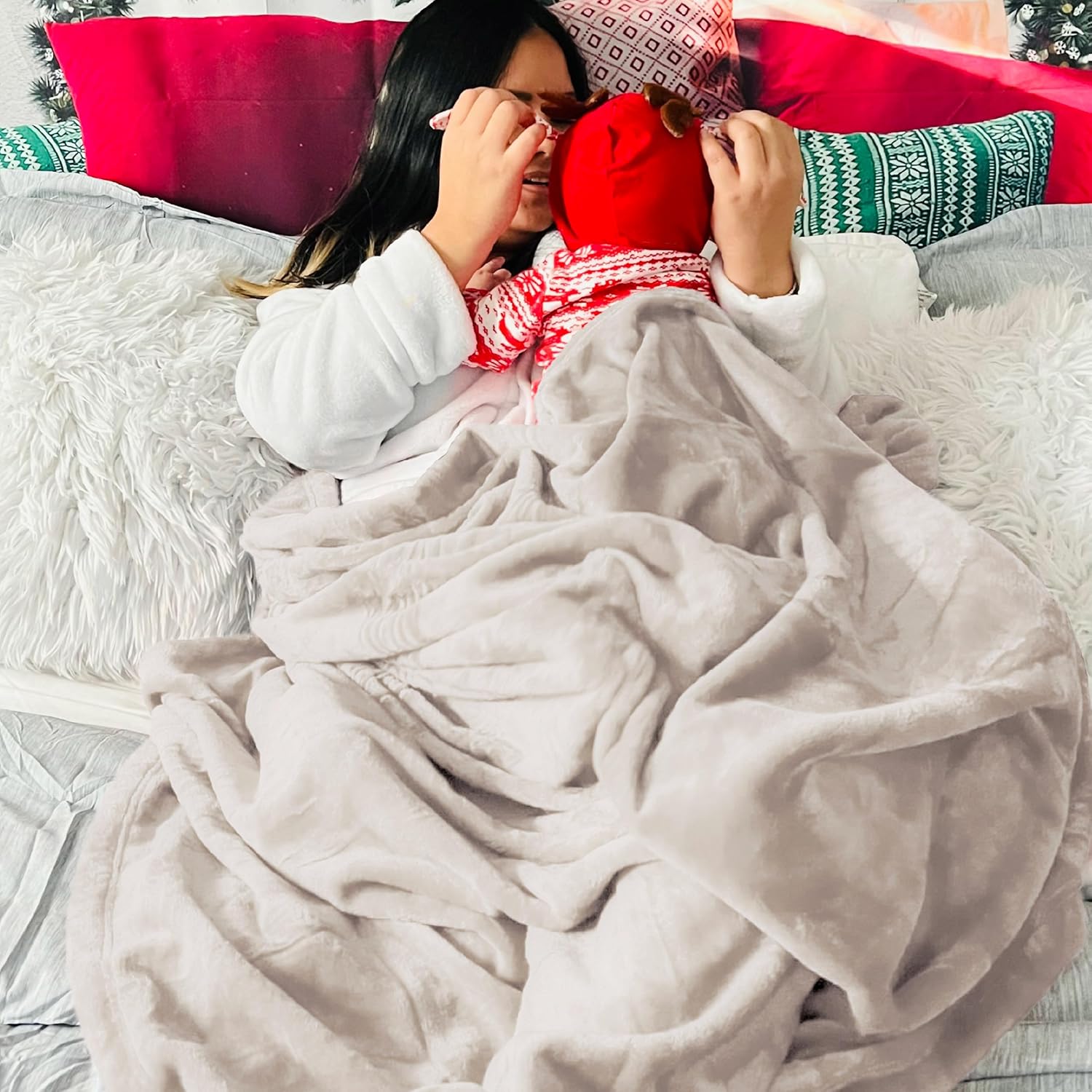 Bedsure Blanket for Couch, Super Cozy Soft Throw Blankets for Women, Cute Small Plush Fleece Throws for Girls, Off White, 50x60 Inches