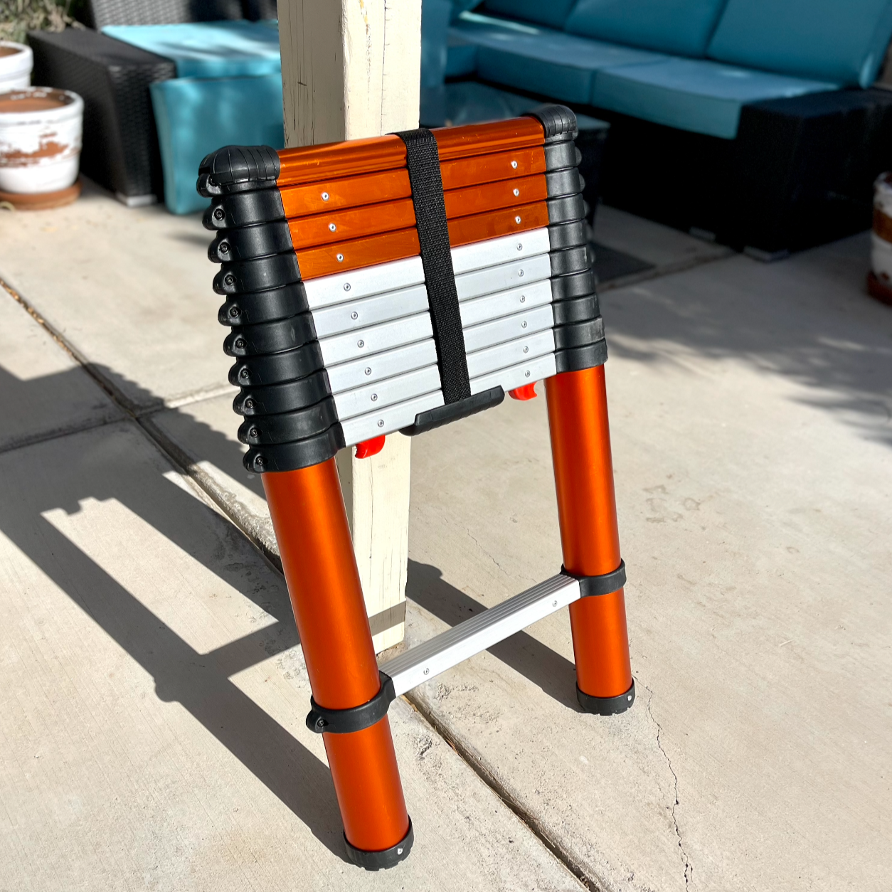Multi-Use Telescoping Ladder Aluminum Extension Ladder One-Button Retraction 330 Lb Capacity