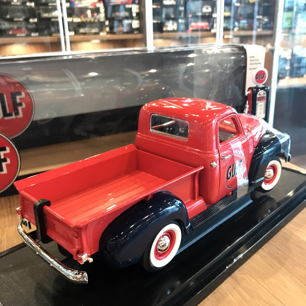 GreenLight 1:18 1950 GMC 150 Gulf Oil with Vintage Gulf Gas Pump 12984