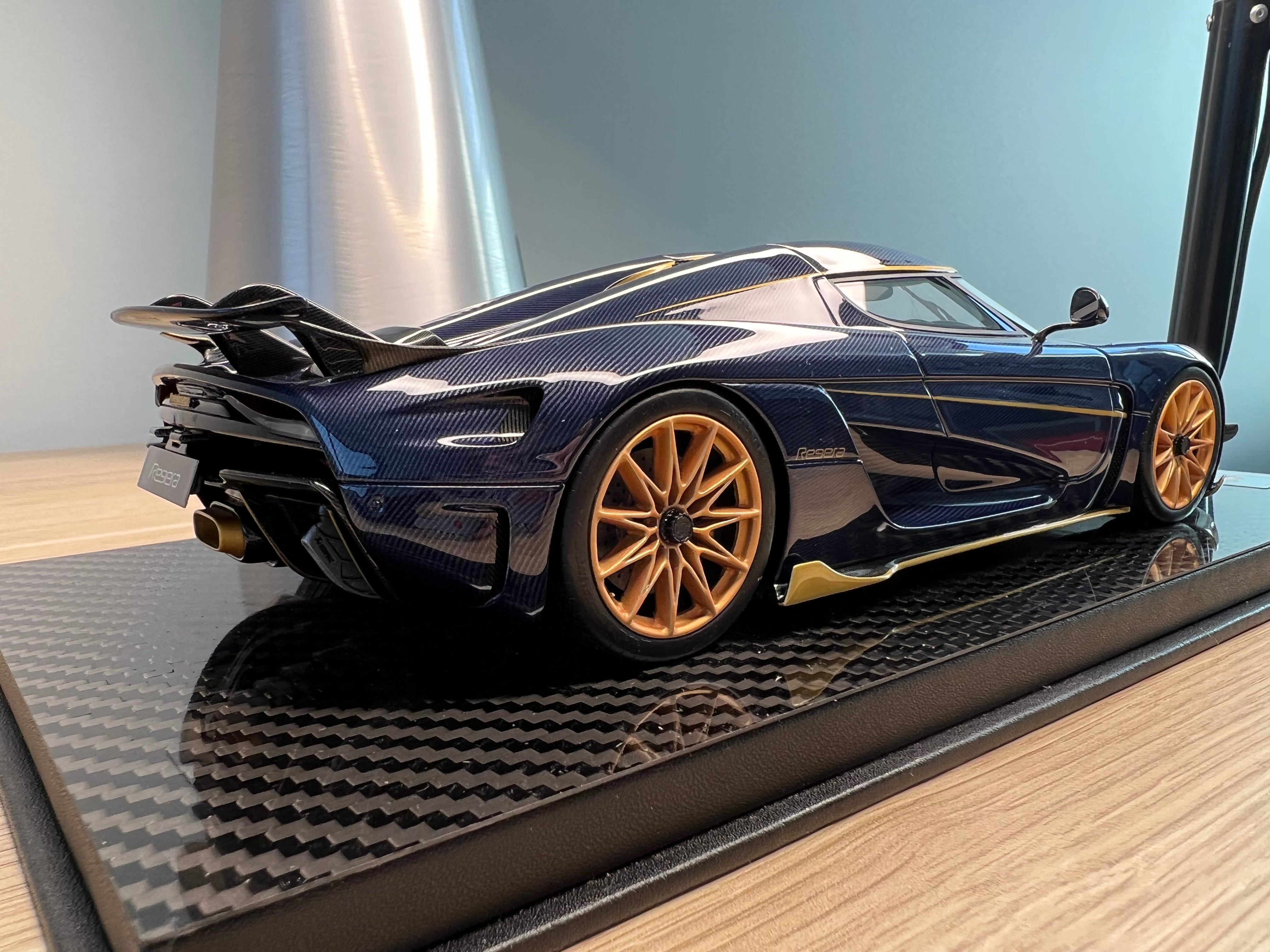 Koenigsegg Regera carbon blue tint gold wheels Zach's Garage - 1:18