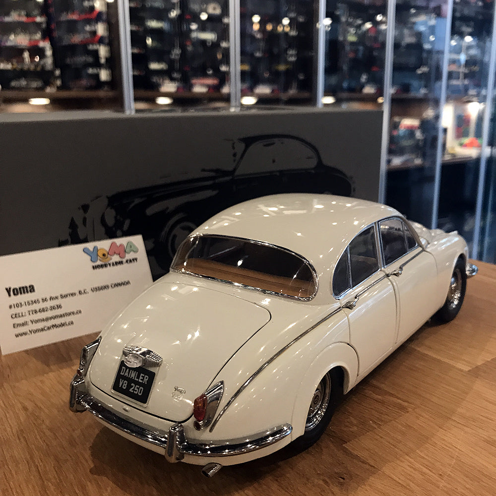 Paragon 1:18 Daimler 250 V8 1967 O.E. White PA-98313