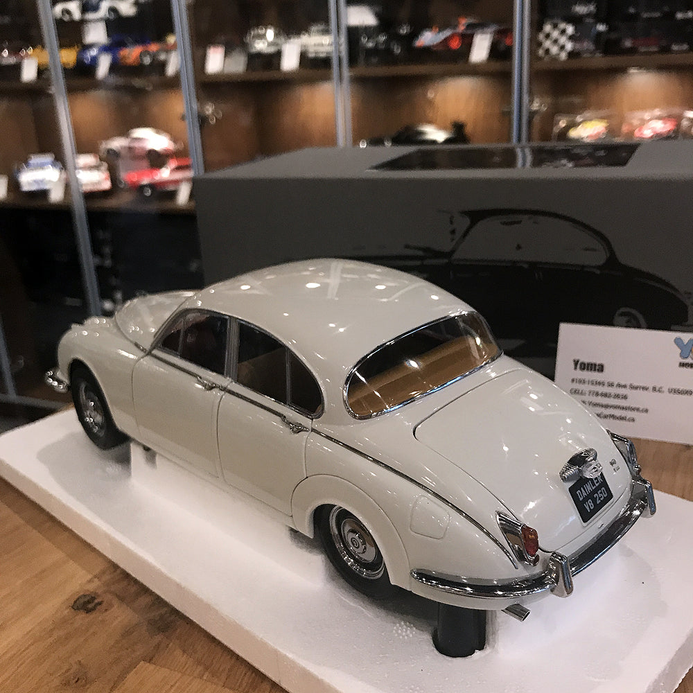 Paragon 1:18 Daimler 250 V8 1967 O.E. White PA-98313