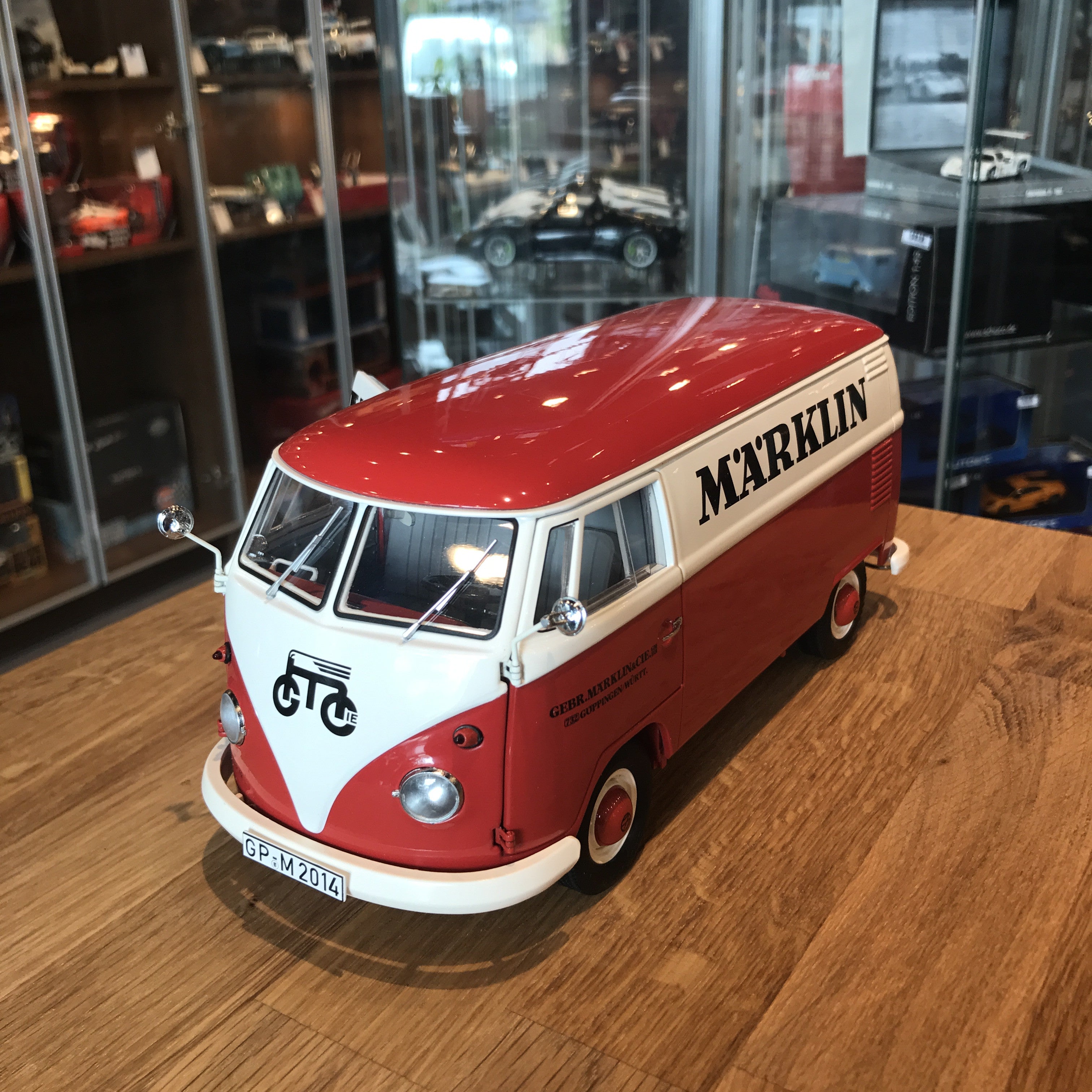 Schuco 1:18 Volkswagen VW T1 Box Van
