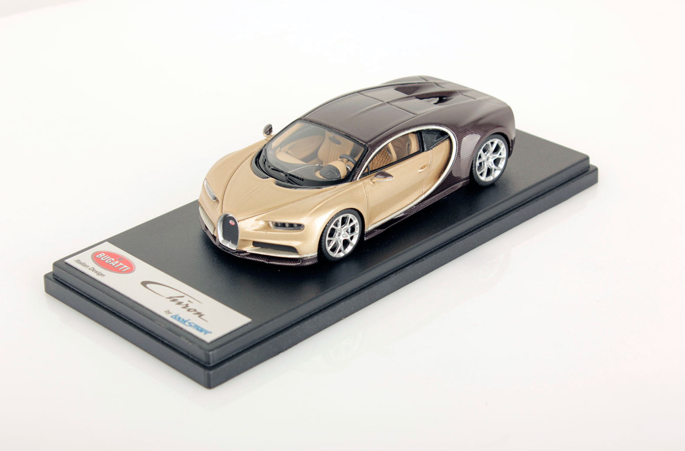 Bugatti Chiron - brown carbon / silk - blue alcantara base - 1:43