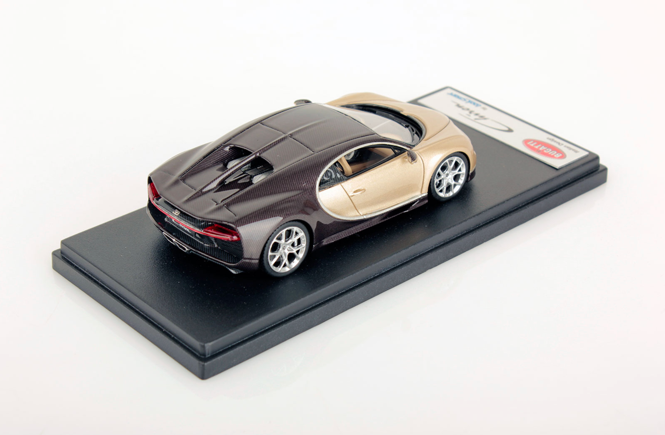Bugatti Chiron - brown carbon / silk - blue alcantara base - 1:43
