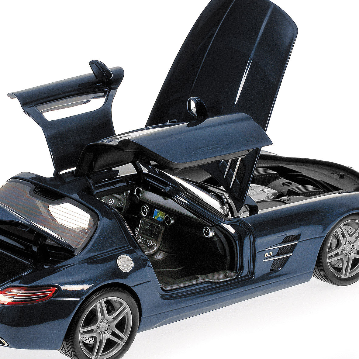 Minichamps 1:18 Mercedes-Benz SLS AMG 2010 Blue Metallic 100039021