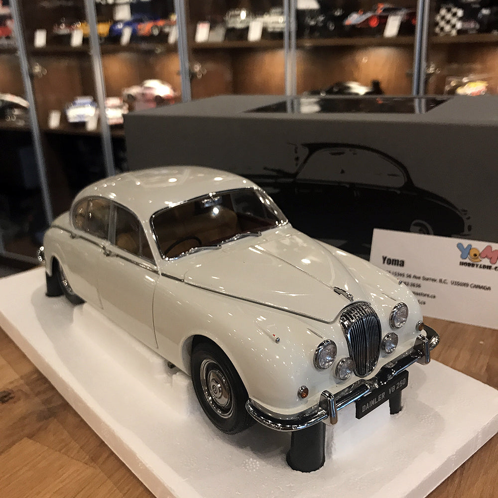 Paragon 1:18 Daimler 250 V8 1967 O.E. White PA-98313